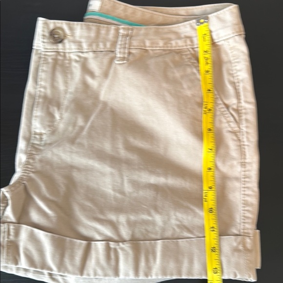 Old Navy low rise khaki Shorts size 16 - Picture 1 of 5